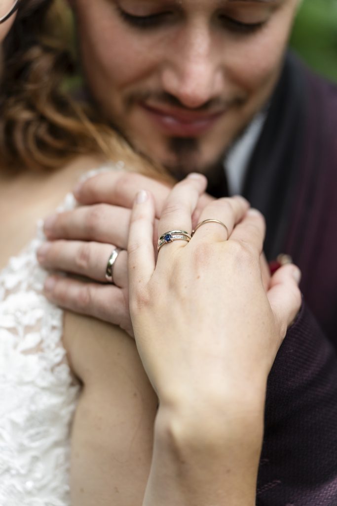 Photo de couple alliances par un photographe de mariage à Tours